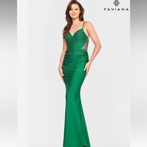 Size 6 faviana emerald green prom dress Only alteration hemming for person 5'5"